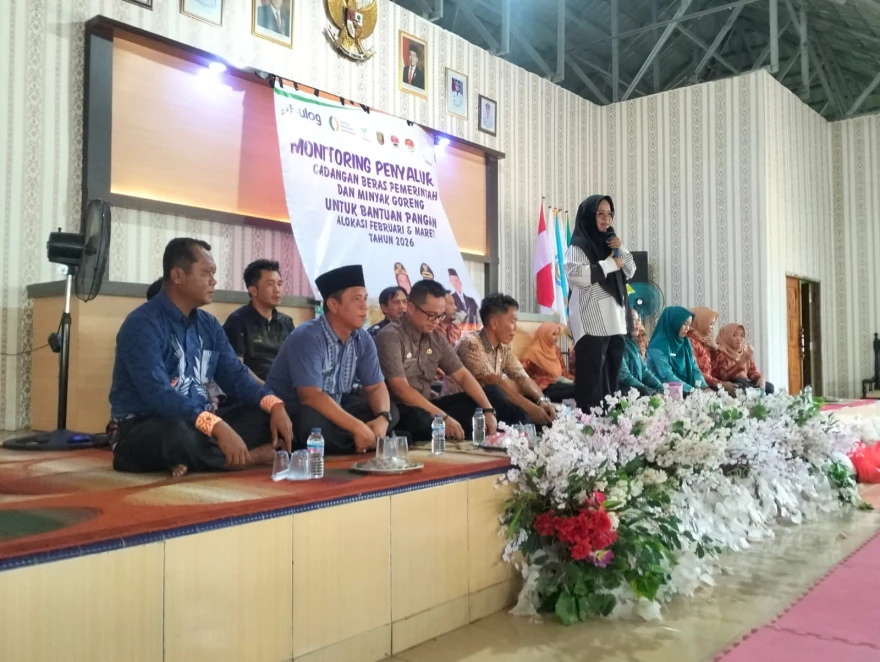 KUNJUNGAN BUPATI H.EVIANA,S.E DAN PEMBAGIAN BANTUAN PANGAN